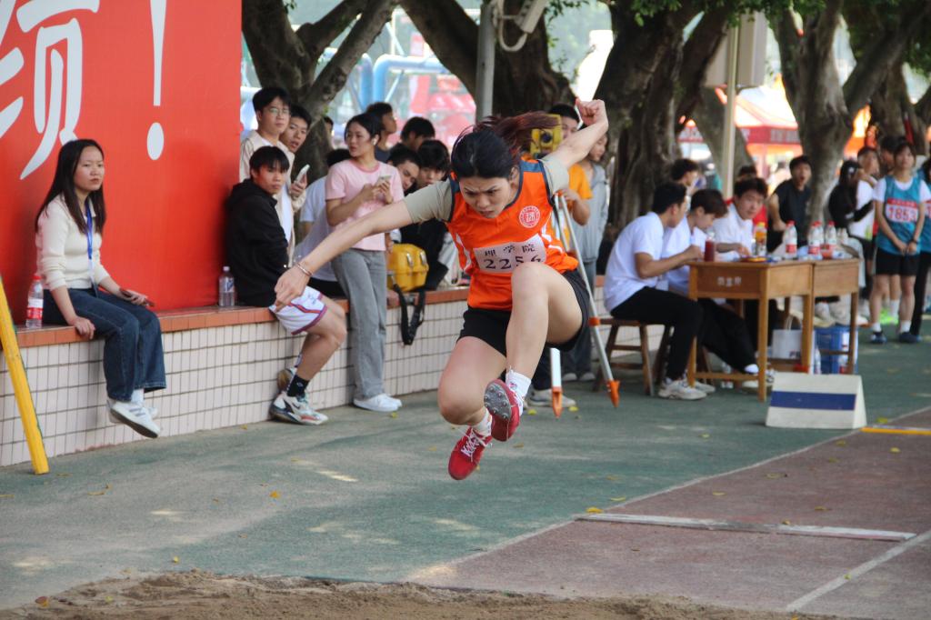 女子三级跳第一名.JPG