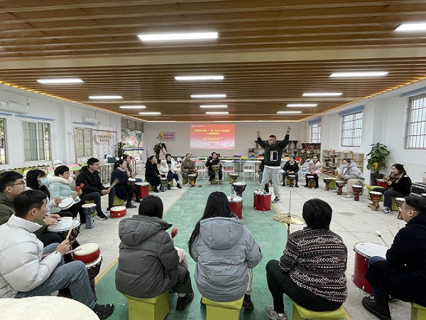浦京集团举办辅导员沙龙暨“‘鼓’动心灵 减压赋能”心理团辅活动00.jpg