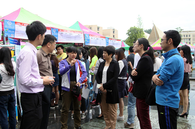 覃萍副书记与广西机械高级技工学校校长洽谈_副本.jpg