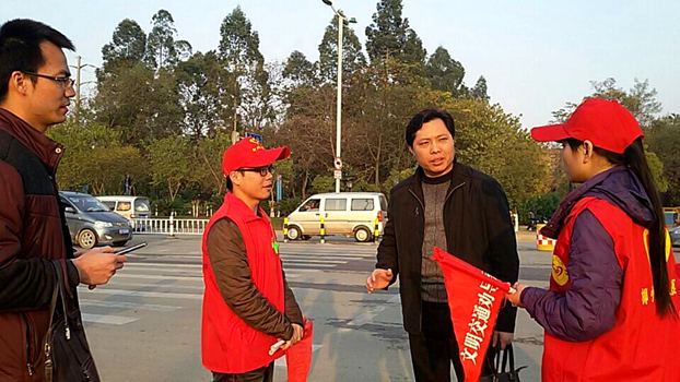 校团委书记陈克文看望执勤志愿者.jpg