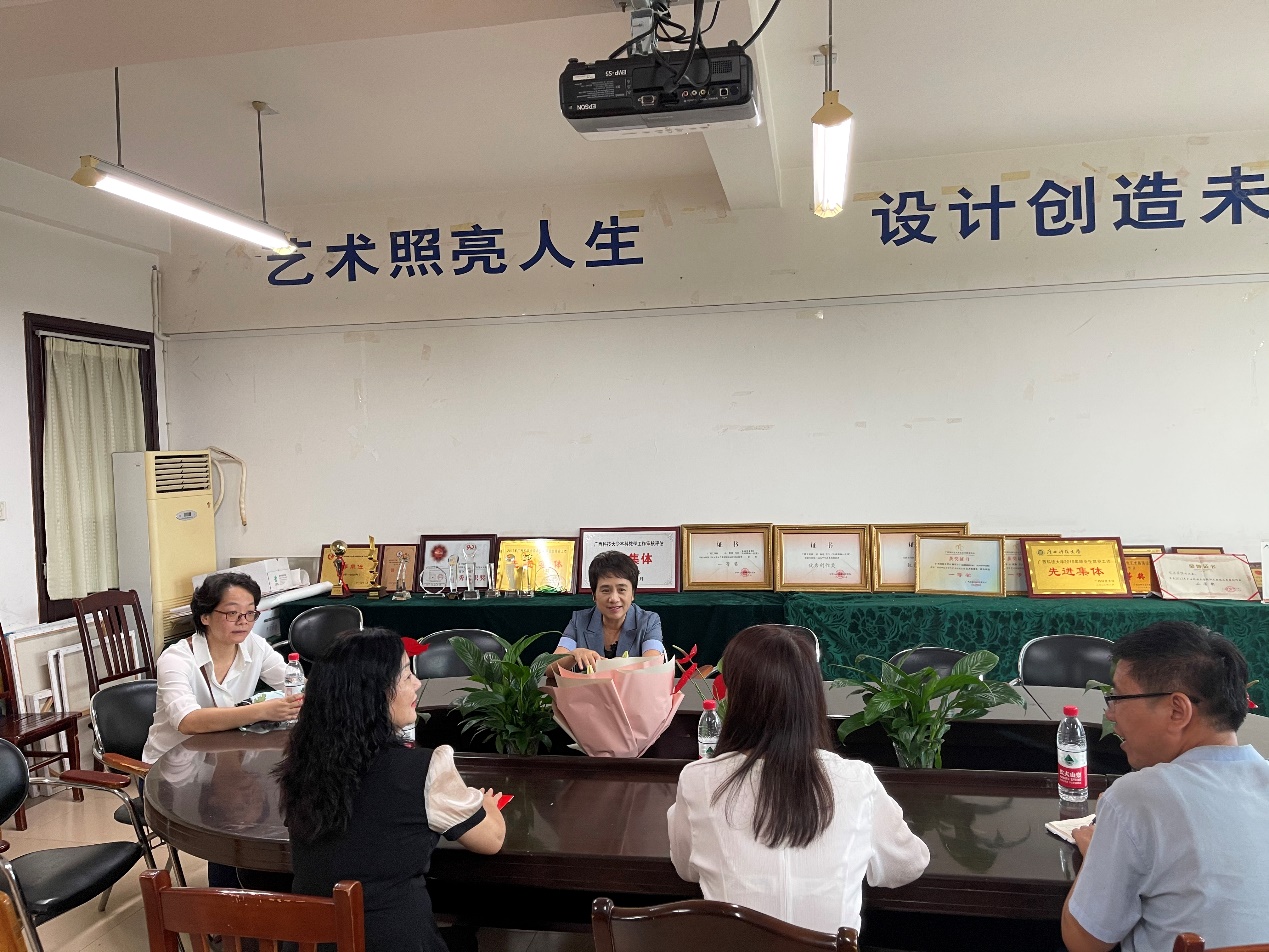 图片包含 室内, 人, 天花板, 桌子描述已自动生成