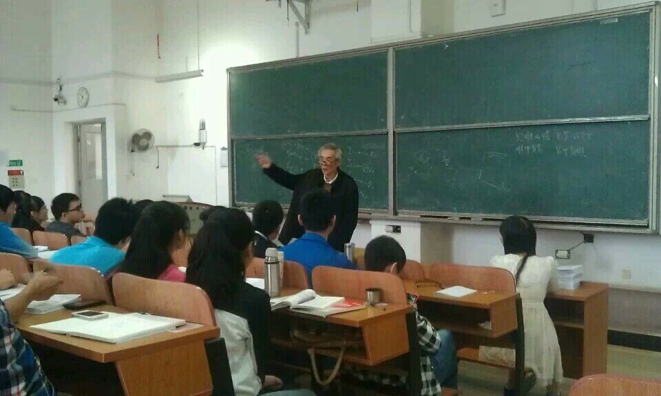 带病给学生考研讲座.jpg