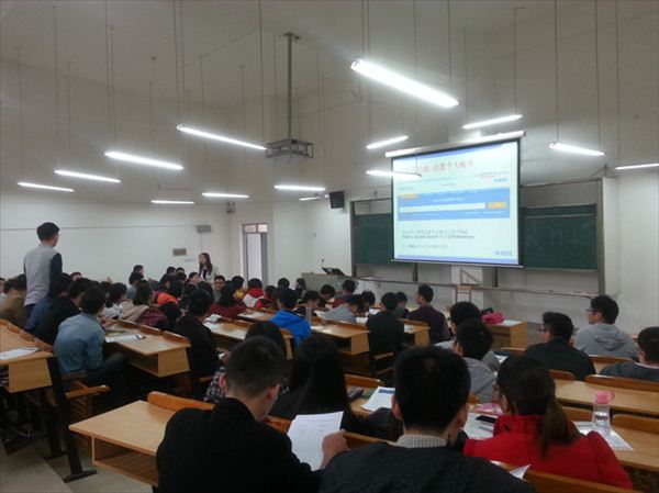 图书馆举办“IEEE 探秘之旅:高效搜索与学术投稿”培训讲座 - 副本.jpg