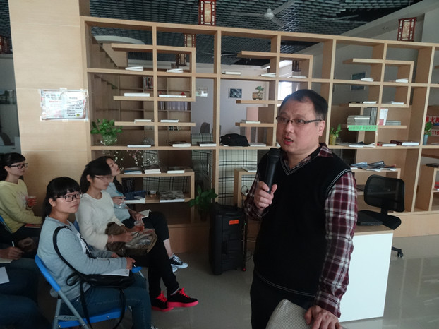 压缩 李宗楷教授向学生介绍3D打印技术.jpg