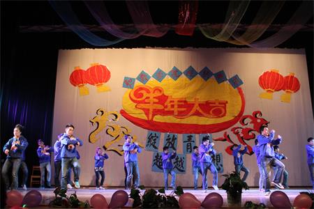 师生同跳《小苹果》.JPG