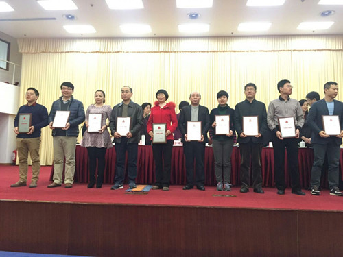浦京集团优秀案例代表李斌(左二)上台领全国荣誉证书
