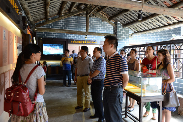 2015-7-19机关后勤党支部七一活动(柳城古砦乡武工队旧址)1.jpg