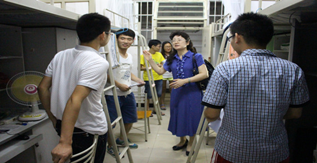 黄殿芳书记进宿舍与新生亲切交谈