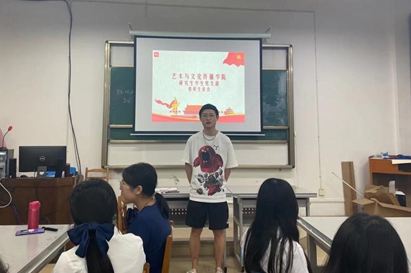 会议室里的人们中度可信度描述已自动生成