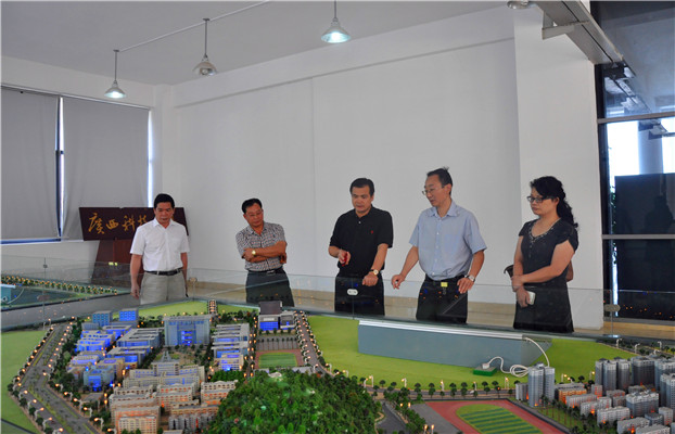 梁远海副书记陪同柳州市委宣传部副部长刘子林一行参观学校展厅.jpg