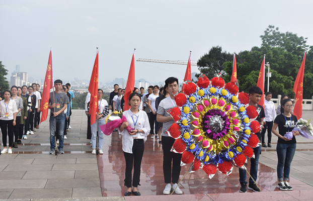 财经学院师生党员前往西山烈士陵园开展清明祭奠活动 财经学院师生党员前往西山烈士陵园开展清明祭奠活动