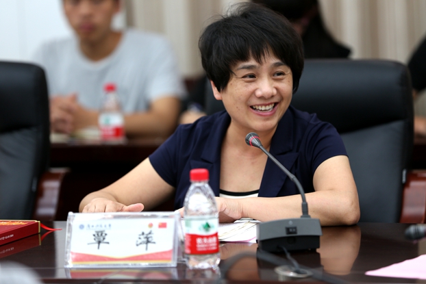校党委副书记覃萍出席座谈会并寄语青年.JPG