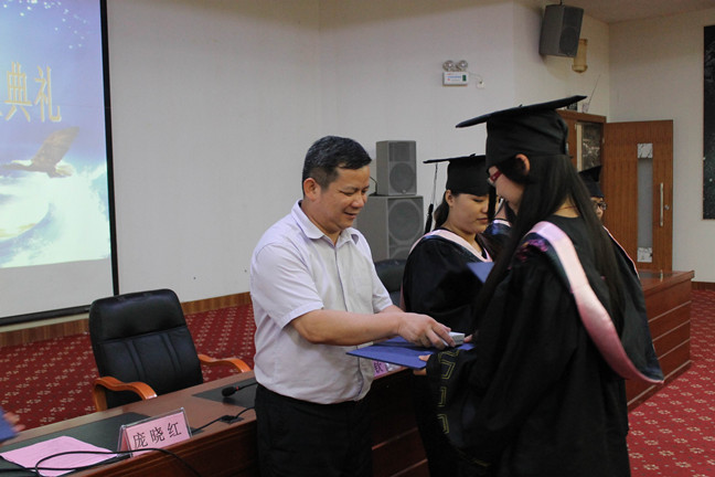 颁发学位证.jpg