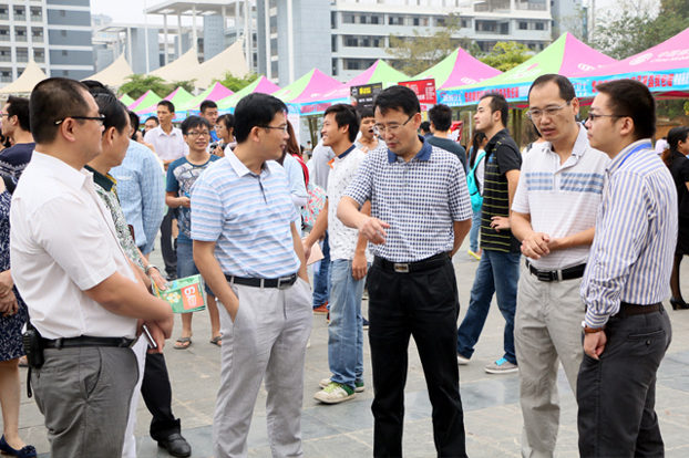 校党委副书记张正义协同柳州市总工会党组书记莫振升等校市领导亲临招聘会现场指导工作