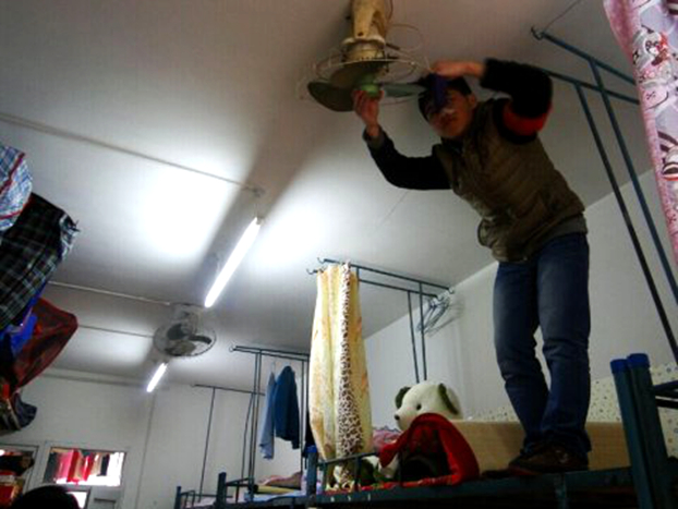 管理“暖男”开展为女生们擦洗窗户、检修电器的“暖心快递”行动.jpg