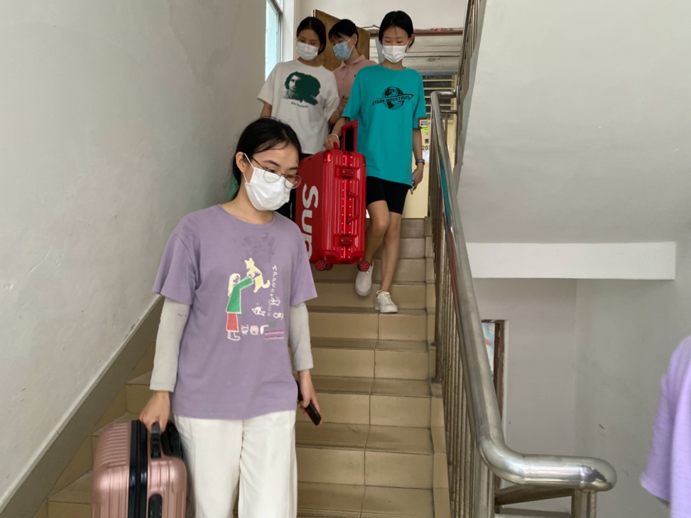 小孩们站在一起低可信度描述已自动生成