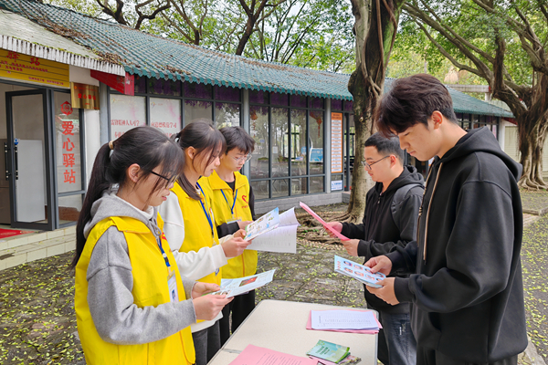 志愿者们分发宣传资料.jpg