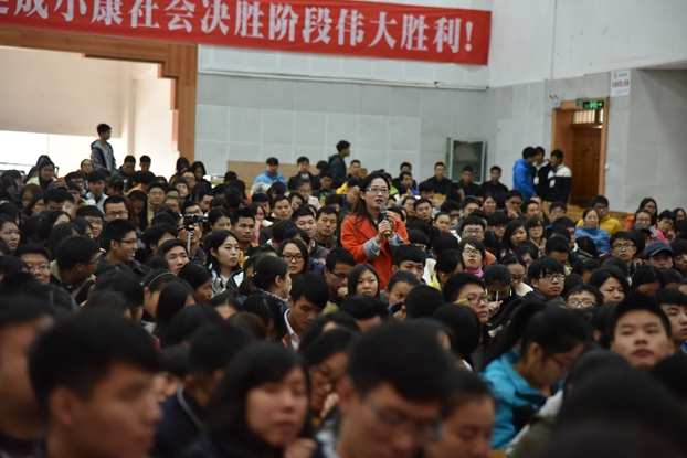 在场师生向郎永淳提问互动.jpg