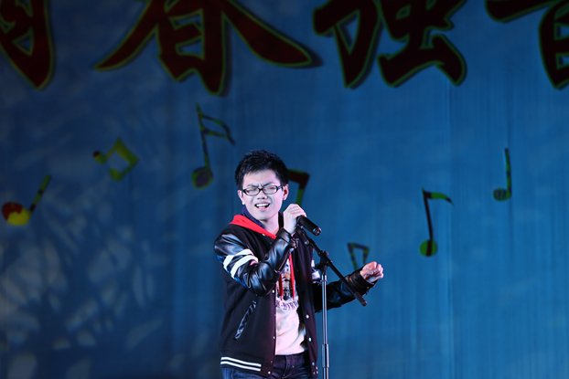 十大歌手季军机械学院刘宇航演唱歌曲《口是心非》(罗儒霄 摄).JPG