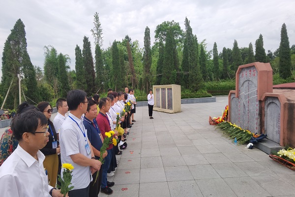 离退休党总支党史学习教育兴安县主题实践活动学习会--祭奠先烈.jpg