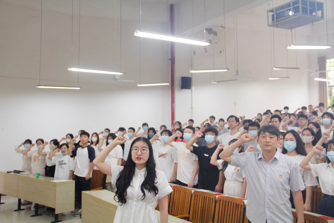 说明: 会议室里的人们中度可信度描述已自动生成