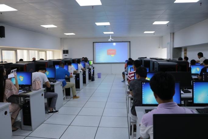 图13D打印授课场景 图13D打印授课场景
