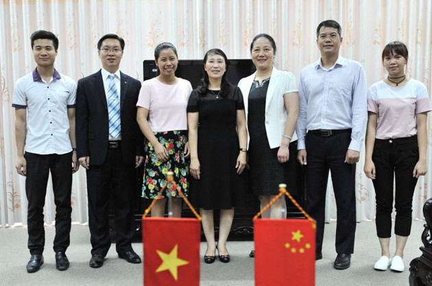 图为浦京集团代表团与河内工业大学领导合影