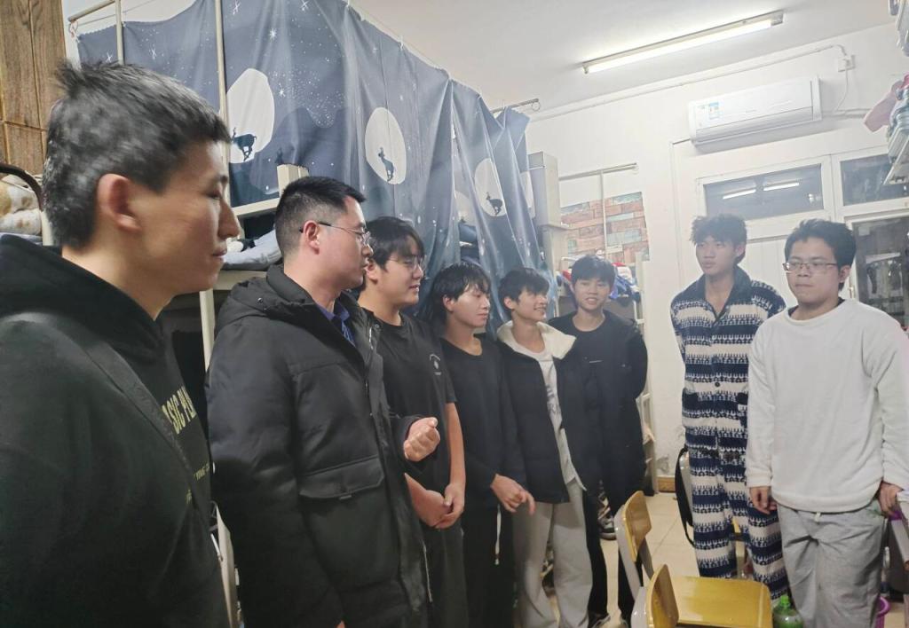 图为副书记黄洪雷在宿舍与学生亲切交谈.jpg