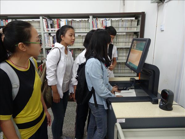 中学生走进科大图书馆——柳州市民族高中学生到我馆参观学习场景4.JPG