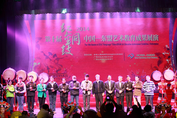 文化部科技司司长于平为获奖单位颁奖
