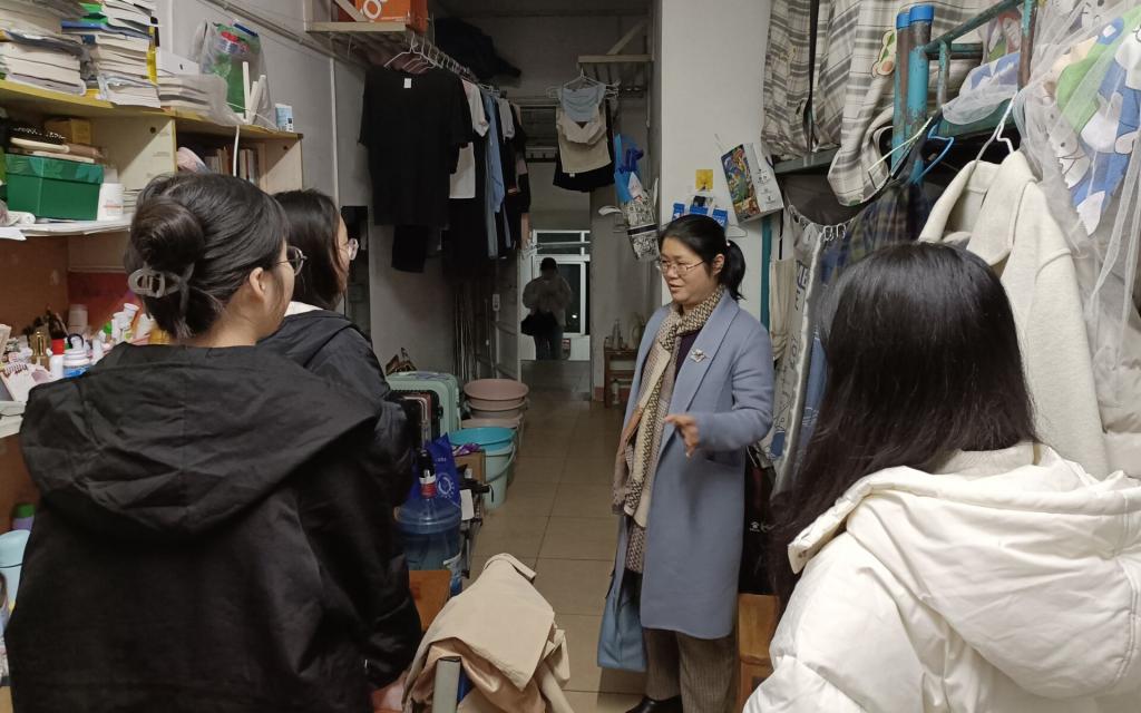图为院长庞建华在宿舍与学生交流.jpg