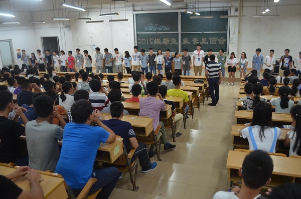 图为新生家长见面会现场