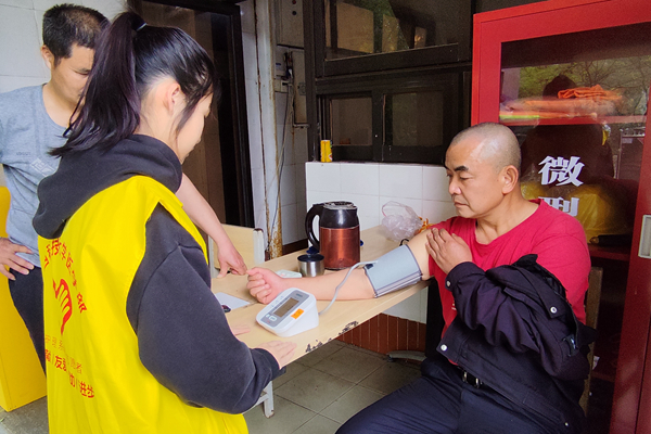 志愿者为游客免费量血压.jpg