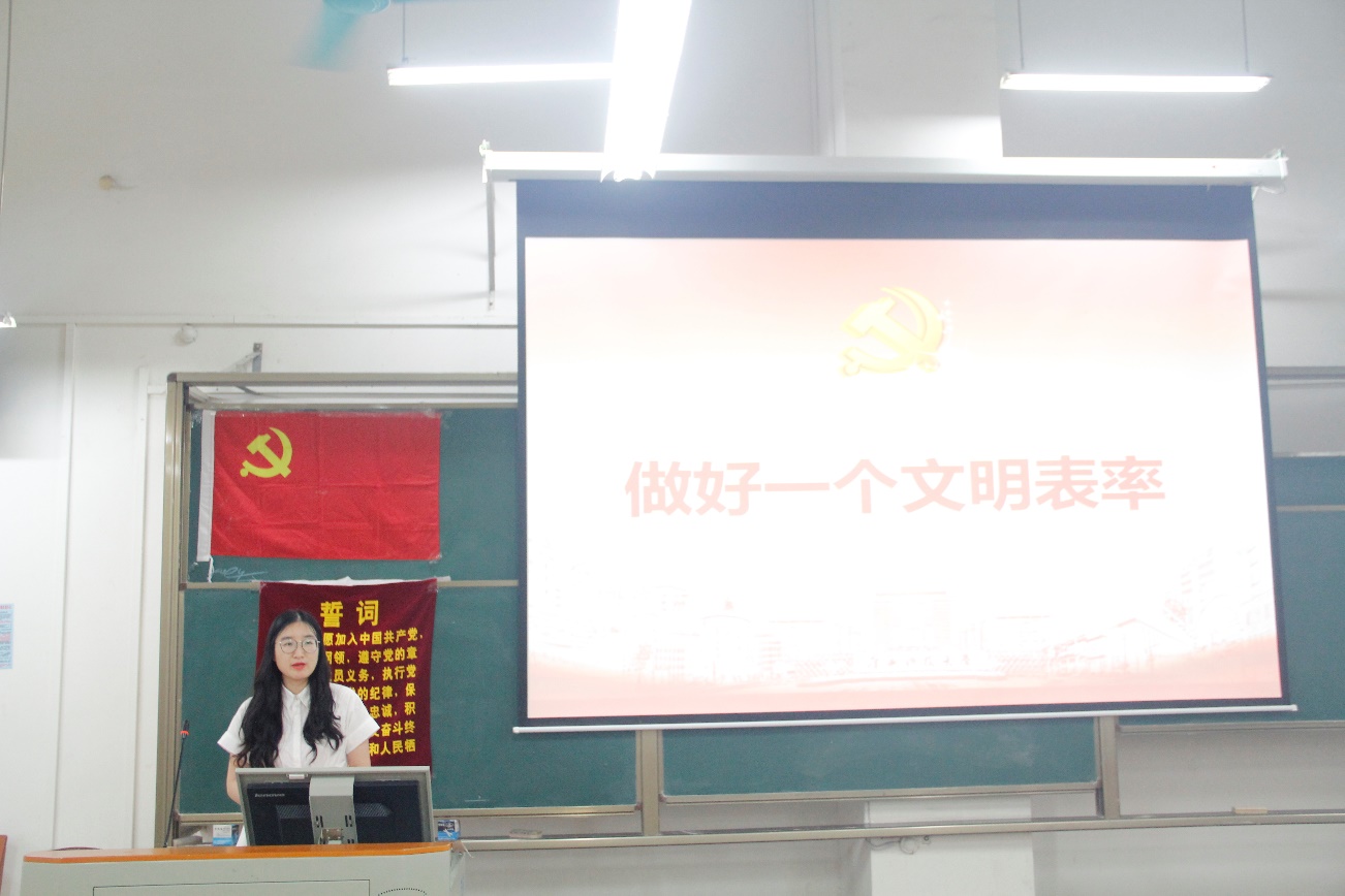 说明: 墙上的海报中度可信度描述已自动生成