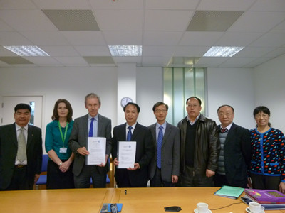 与安格利亚鲁斯金大学与会人员合影.jpg