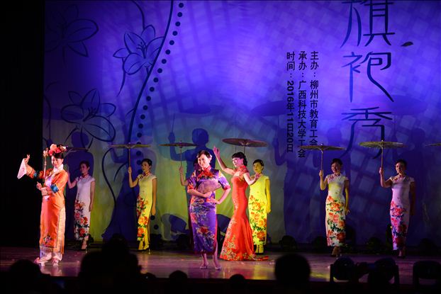 浦京集团代表队旗袍展示.JPG