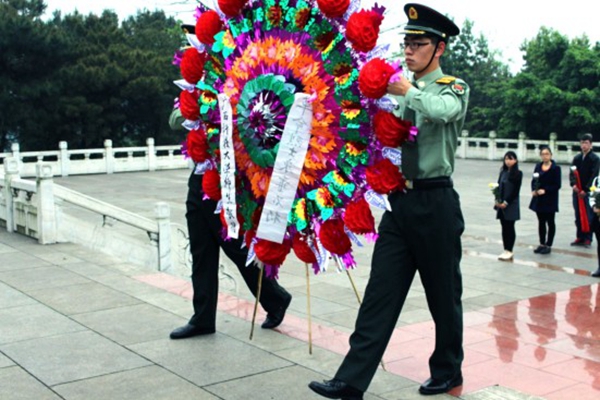敬献花圈