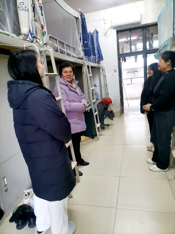 医学部党委常务副书记廖奕走进学生宿舍,与同学们亲切交流.jpg