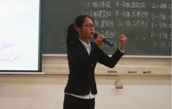 图为选手演讲