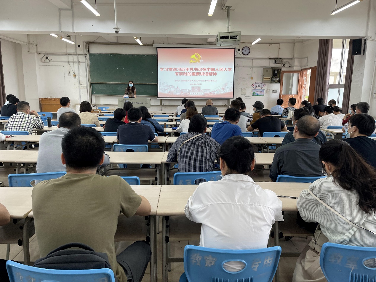 说明: 会议室里的人们描述已自动生成