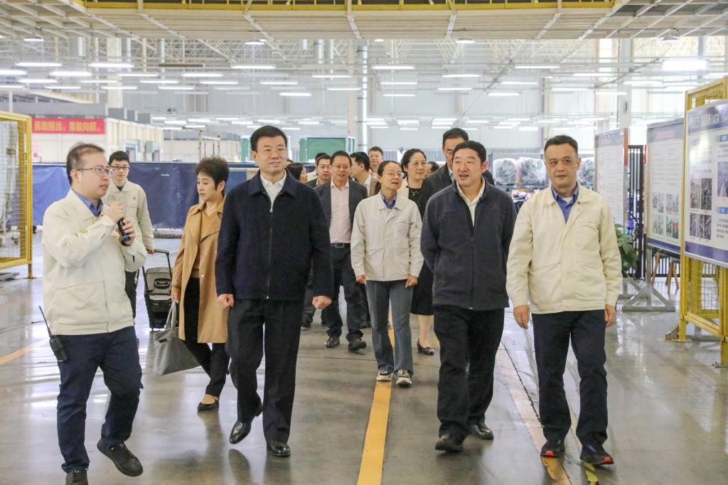 学校党委书记赵君、校长刘宝臣率队到东风柳州汽车有限公司调研交流