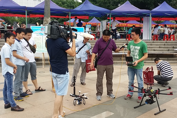 学生向媒体演示六轴航拍飞行器.jpg