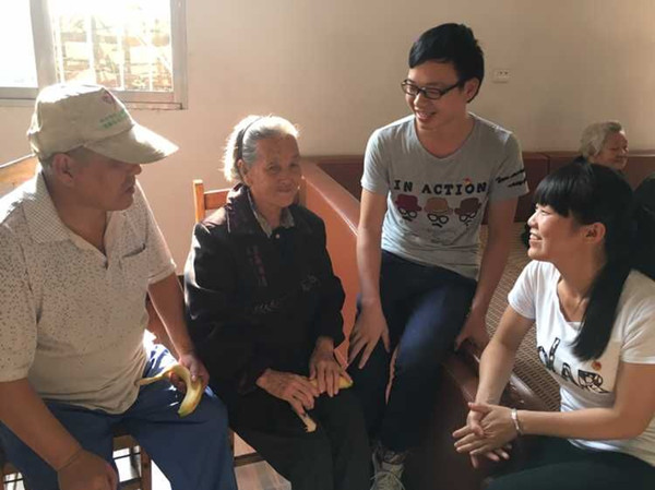 志愿者与老人聊天.jpg
