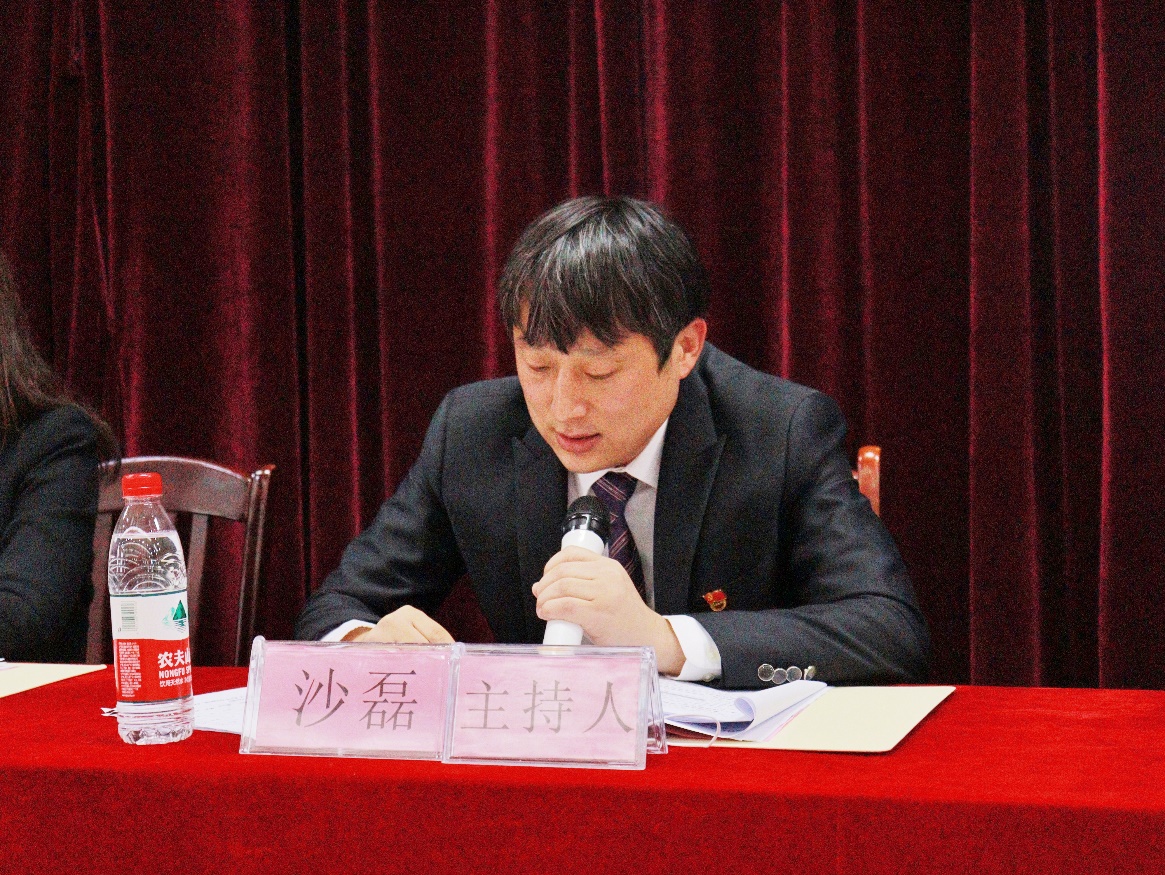 说明: 桌子前坐着穿西装的男人低可信度描述已自动生成