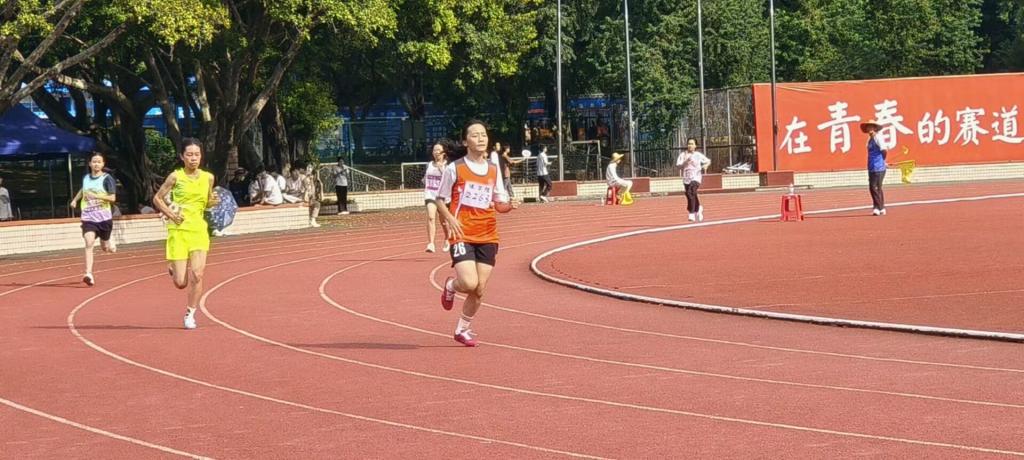 女子400米第一名.jpg
