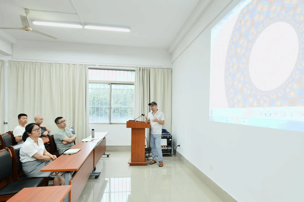 说明: 人们在房间里描述已自动生成