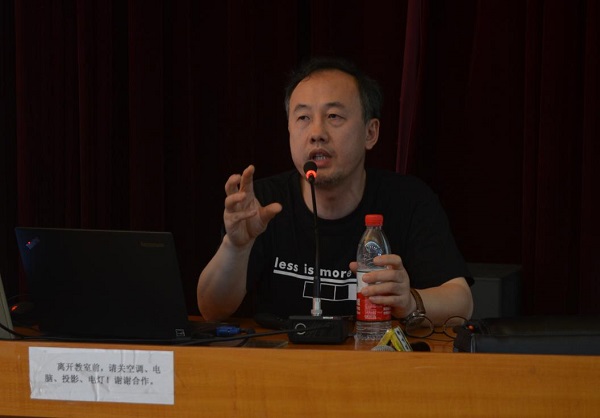 图为王国光教授作报告