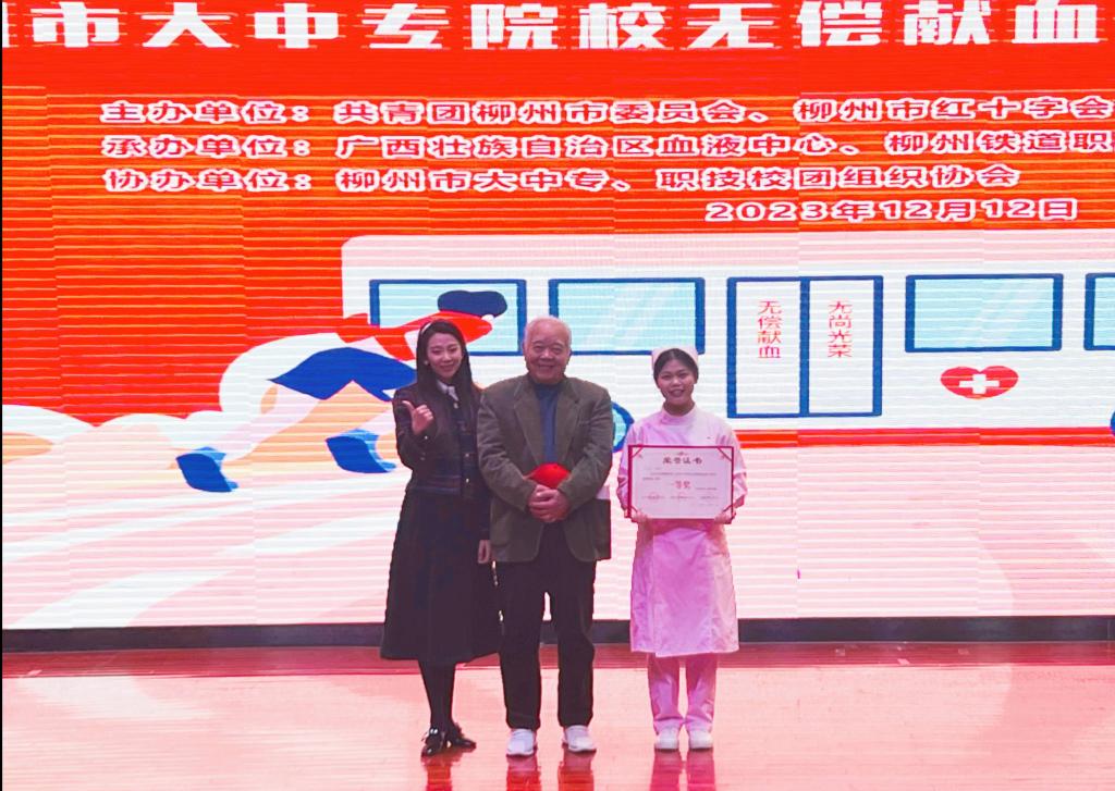 指导老师李霖鋆及选手严芸茜与评委合影(1).jpg