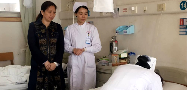 医学院护理系党总支书记谭海梅进行护理临床操作技能抽查考核
