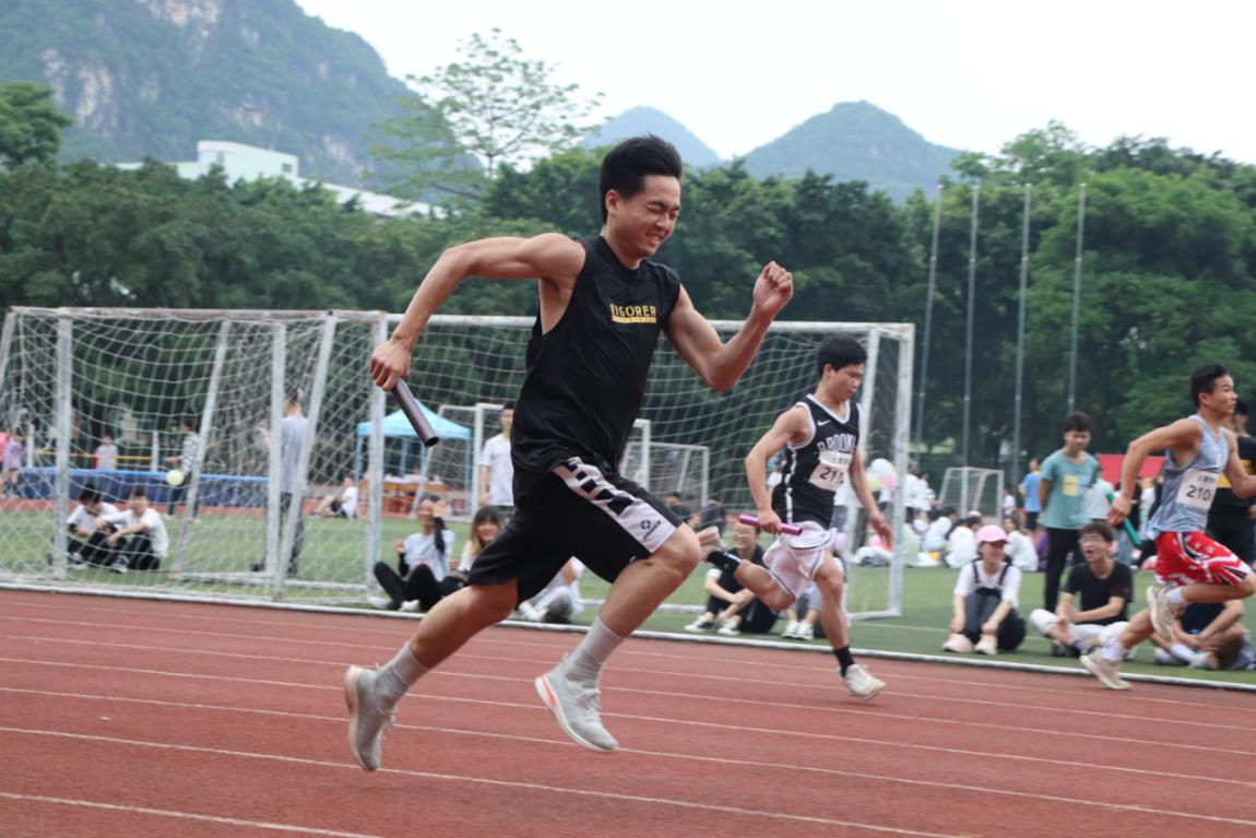 运动员奋力奔跑